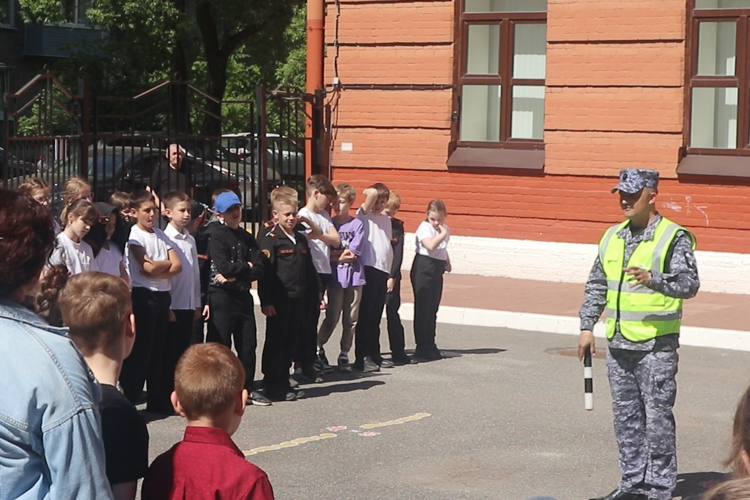 В Санкт-Петербурге представители ГУ Росгвардии провели урок по безопасности дорожного движения с учениками начальных классов