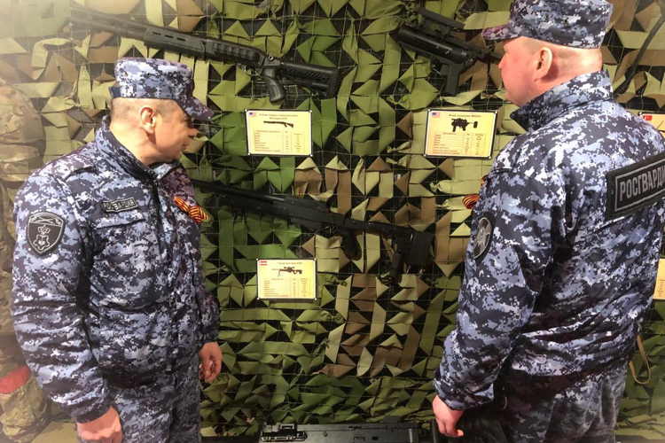 В Санкт-Петербурге сотрудники ГУ Росгвардии посетили передвижную выставку Министерства обороны России «Сила в правде»