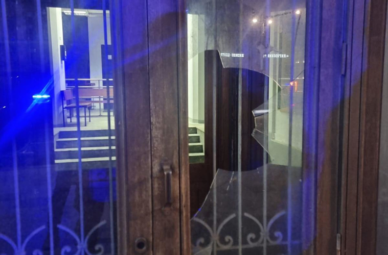 В Центральном районе наряд Росгвардии задержал хулиганов, разбивших стекло здания на Лиговском проспекте