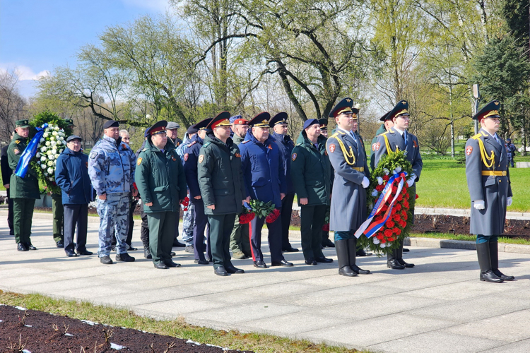В Санкт-Петербурге представители Росгвардии почтили память погибших жителей и защитников Ленинграда
