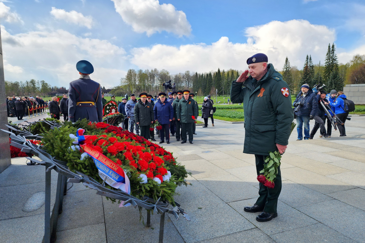 В Санкт-Петербурге представители Росгвардии почтили память погибших жителей и защитников Ленинграда