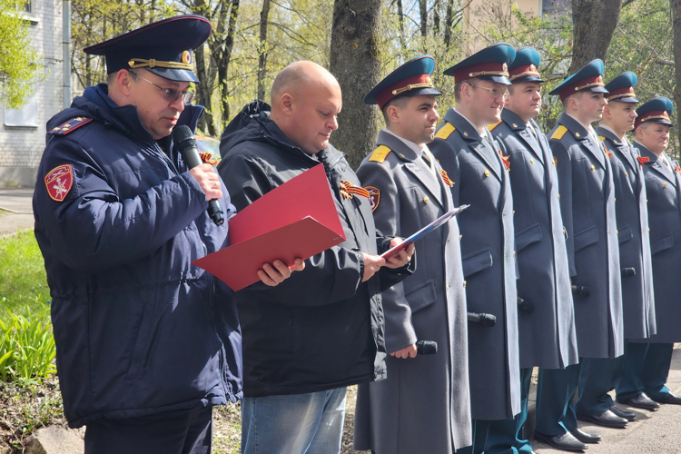 В Санкт-Петербурге сотрудники и военнослужащие Росгвардии провели мини-парад для ветерана Великой Отечественной войны