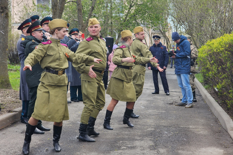 В Санкт-Петербурге сотрудники и военнослужащие Росгвардии провели мини-парад для ветерана Великой Отечественной войны