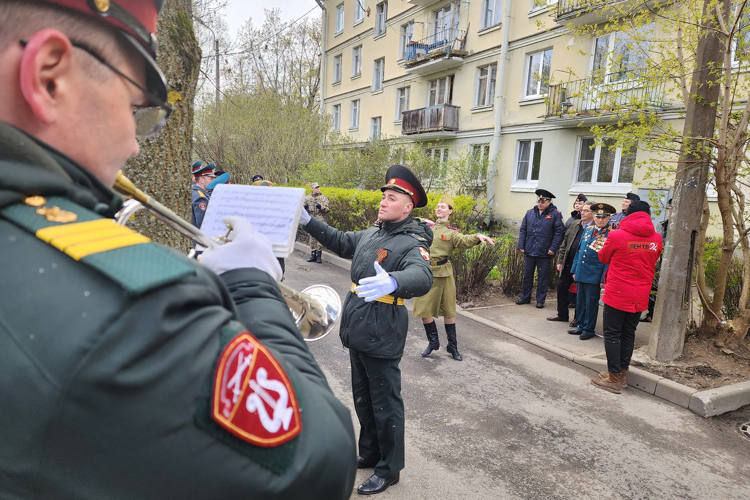 В Санкт-Петербурге сотрудники и военнослужащие Росгвардии провели мини-парад для ветерана Великой Отечественной войны