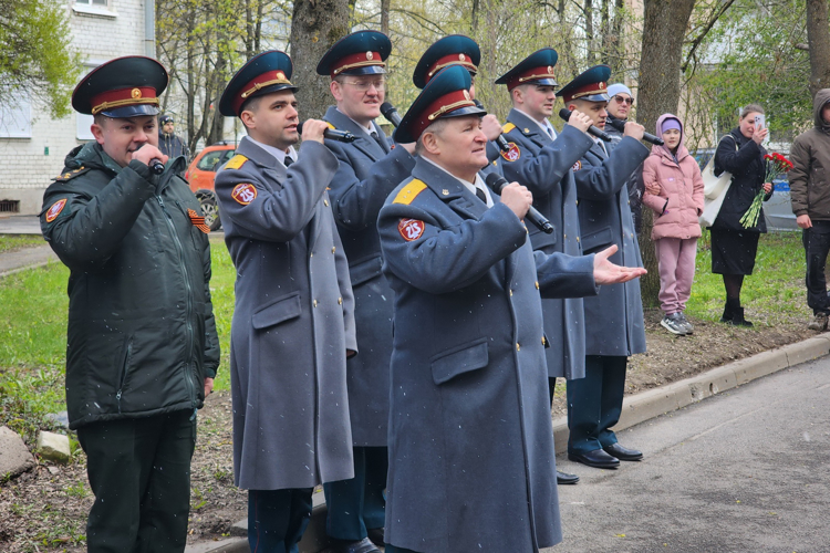 В Санкт-Петербурге сотрудники и военнослужащие Росгвардии провели мини-парад для ветерана Великой Отечественной войны