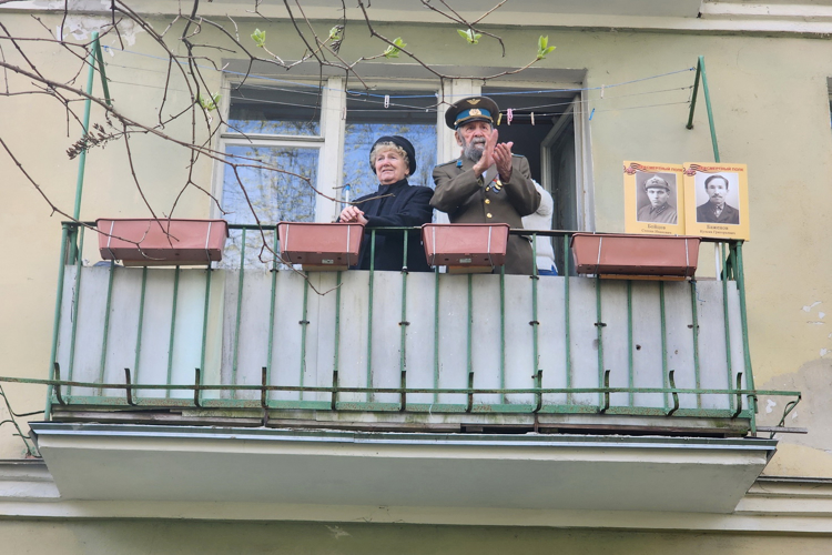 В Санкт-Петербурге сотрудники и военнослужащие Росгвардии провели мини-парад для ветерана Великой Отечественной войны