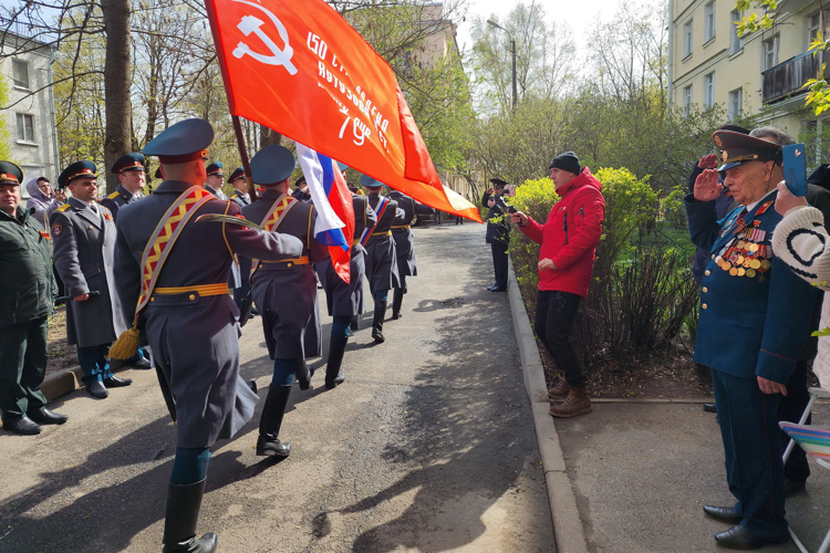 В Санкт-Петербурге сотрудники и военнослужащие Росгвардии провели мини-парад для ветерана Великой Отечественной войны