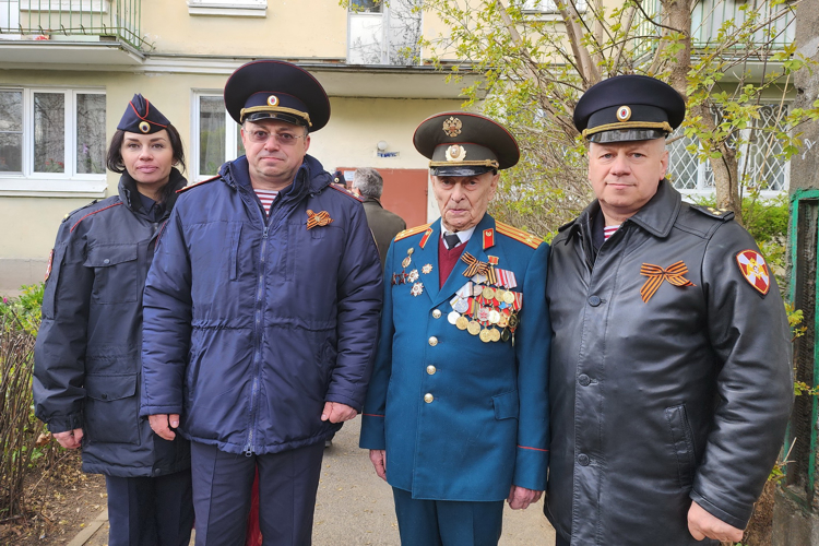 В Санкт-Петербурге сотрудники и военнослужащие Росгвардии провели мини-парад для ветерана Великой Отечественной войны