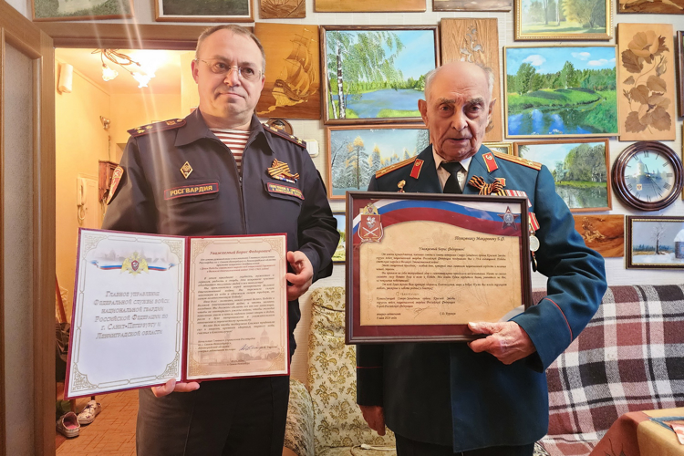 В Санкт-Петербурге сотрудники и военнослужащие Росгвардии провели мини-парад для ветерана Великой Отечественной войны