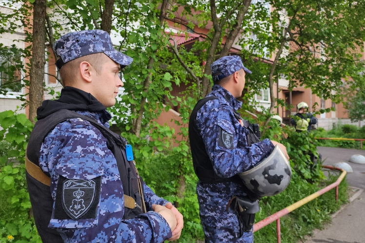 В Санкт-Петербурге СОБР Росгвардии нейтрализовал злоумышленника, открывшего стрельбу по людям и забаррикадировавшегося в квартире