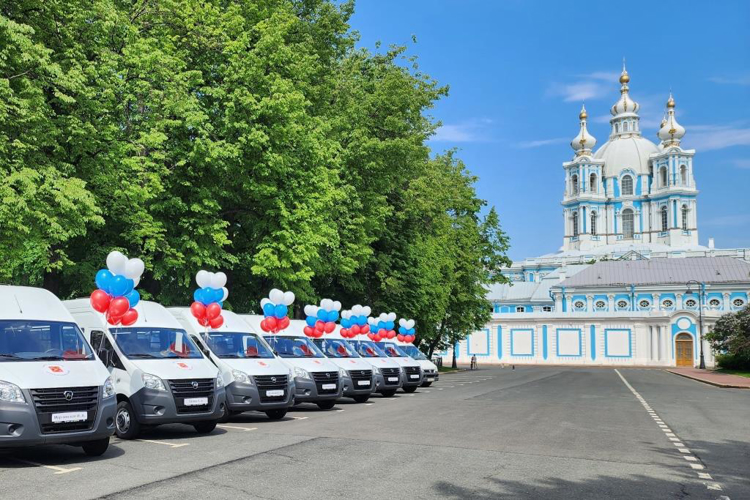 Губернатор Санкт-Петербурга вручил ключи от нового автомобиля многодетной семье сотрудника ОМОН Росгвардии