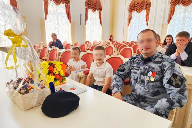 Губернатор Санкт-Петербурга вручил ключи от нового автомобиля многодетной семье сотрудника ОМОН Росгвардии