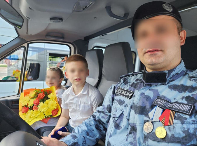 Губернатор Санкт-Петербурга вручил ключи от нового автомобиля многодетной семье сотрудника ОМОН Росгвардии