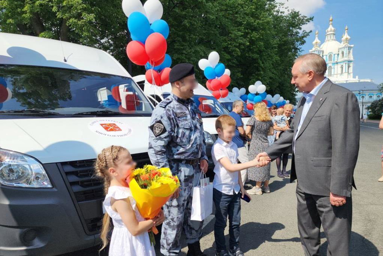 Губернатор Санкт-Петербурга вручил ключи от нового автомобиля многодетной семье сотрудника ОМОН Росгвардии