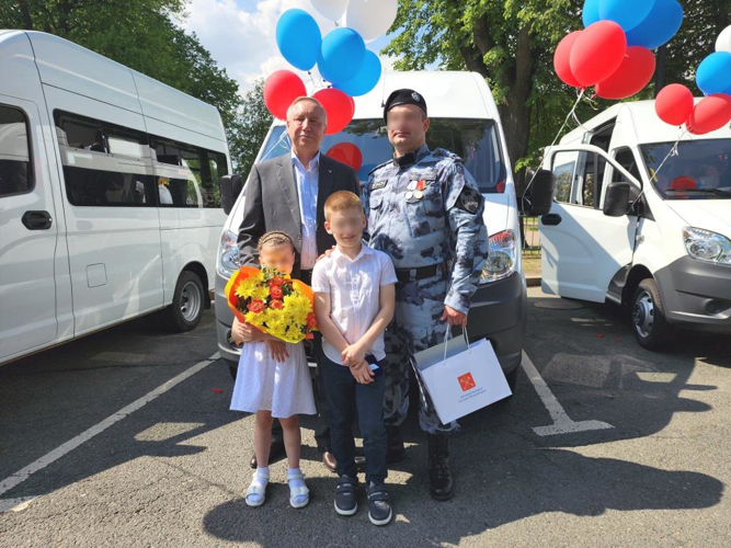Губернатор Санкт-Петербурга вручил ключи от нового автомобиля многодетной семье сотрудника ОМОН Росгвардии