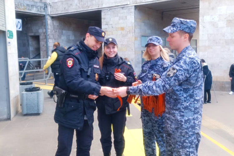 Сотрудники вневедомственной охраны Василеостровского и Адмиралтейского районов присоединились к акции «Георгиевская ленточка»
