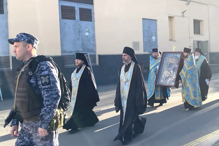 Сотрудники Росгвардии обеспечили сопровождение православной святыни из Ленинградской области в Москву