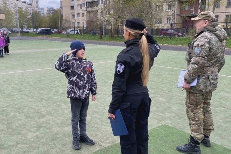 Сотрудники СОБР ГУ Росгвардии оценили участников школьного смотра строя и песни
