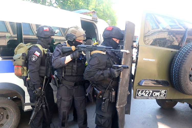 В Санкт-Петербурге сотрудники Росгвардии провели тактико-специальные занятия по нейтрализации вооруженного преступника