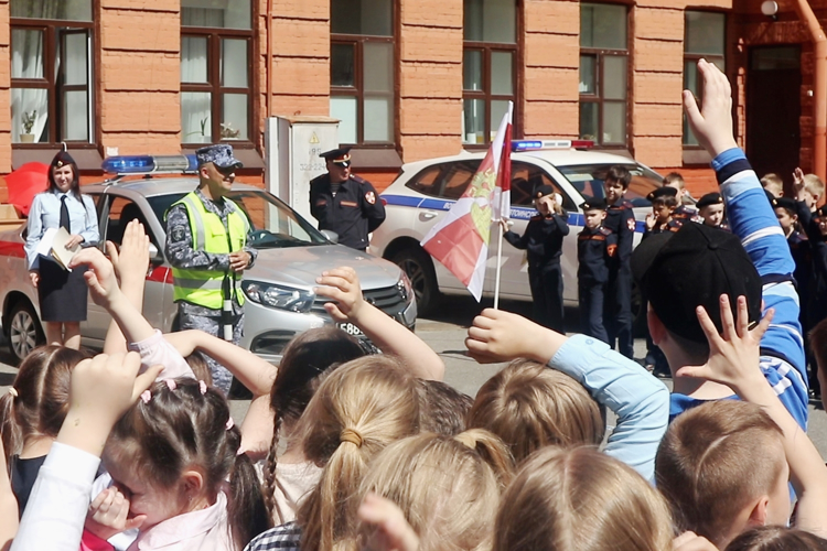 В Санкт-Петербурге представители ГУ Росгвардии провели урок по безопасности дорожного движения с учениками начальных классов