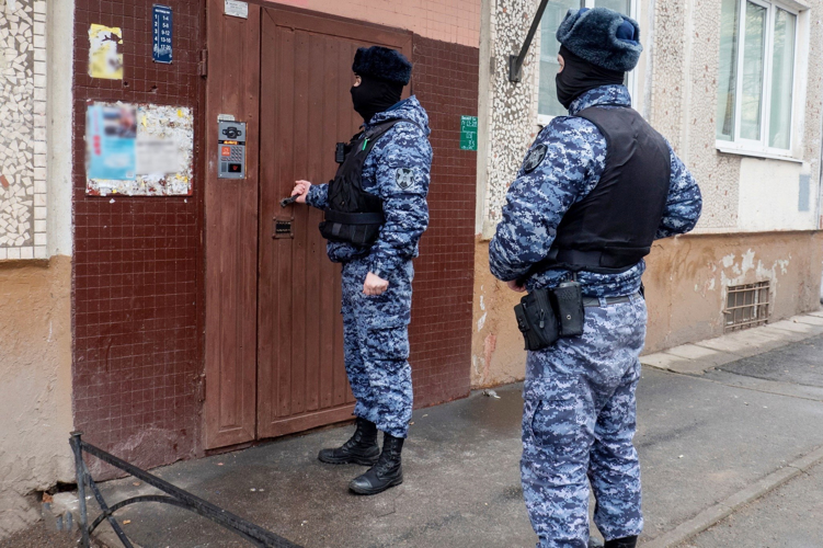 В Калининском районе сотрудники Росгвардии задержали гражданина, нанесшего ножевое ранение своей матери