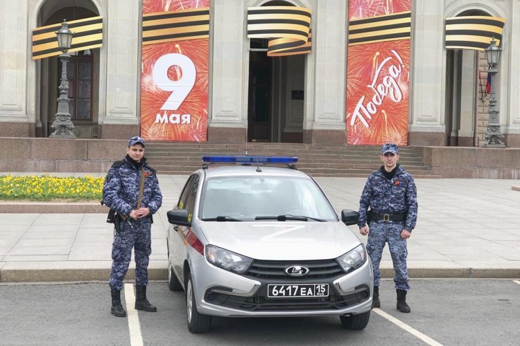 Сотрудники вневедомственной охраны Василеостровского и Адмиралтейского районов присоединились к акции «Георгиевская ленточка»