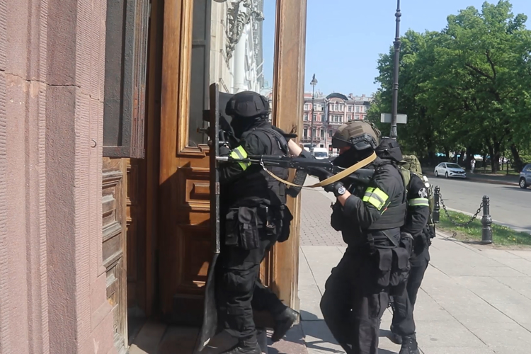 В Санкт-Петербурге сотрудники Росгвардии провели тактико-специальные занятия по нейтрализации вооруженного преступника