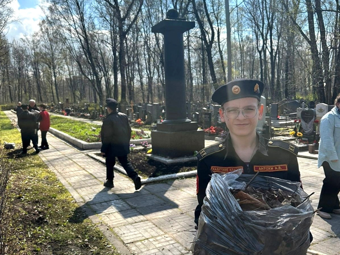 Ветеран транспортного ОМОН «Балтика» Росгвардии и школьники провели субботник у братского захоронения советских воинов