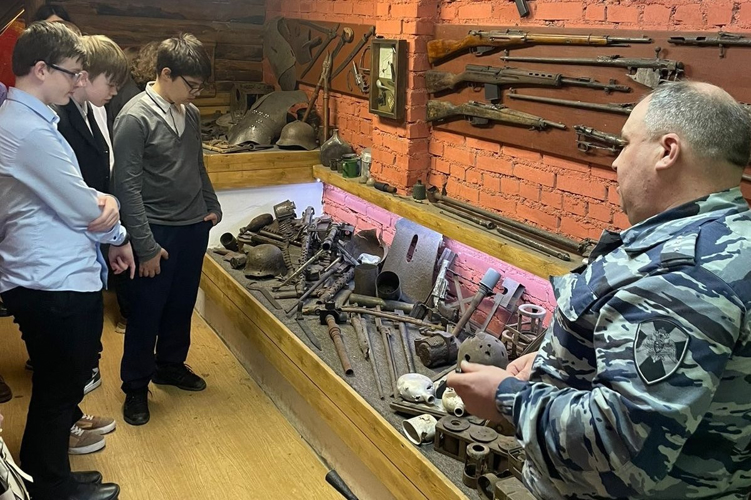 В Кингисеппе сотрудники Росгвардии провели урок мужества для школьников