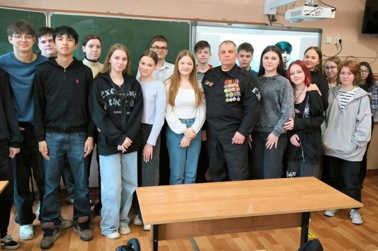 Председатель ветеранской организации ОМОН «Балтика» (на транспорте) провел патриотические встречи с учащимися петербургских школ