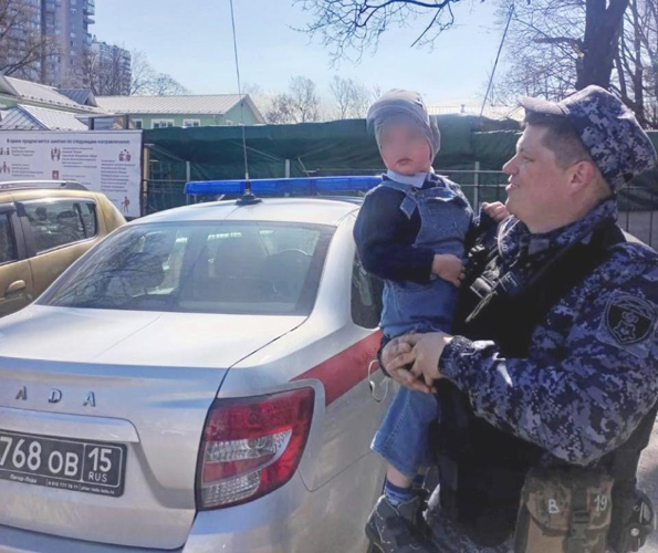В Выборгском районе сотрудники Росгвардии нашли и вернули родителям потерявшегося 3-летнего ребёнка