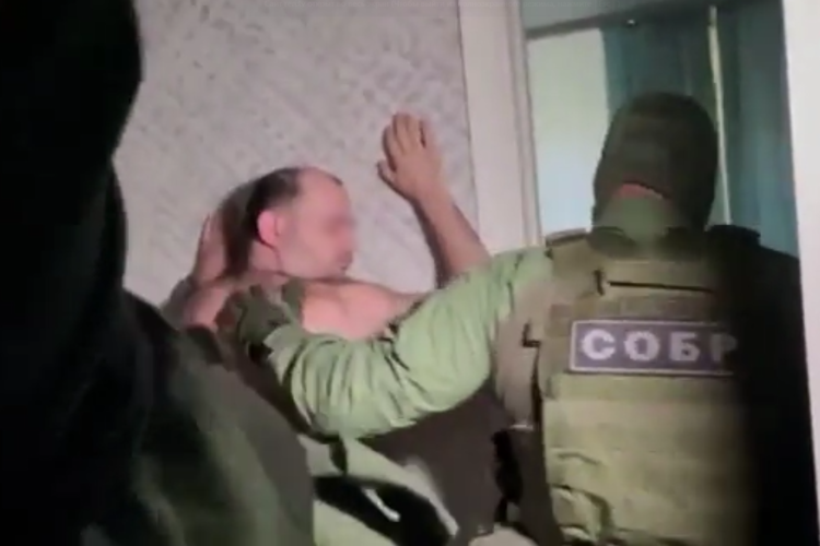 В Санкт-Петербурге при силовой поддержке СОБР Росгвардии ликвидирован масштабный канал незаконной миграции