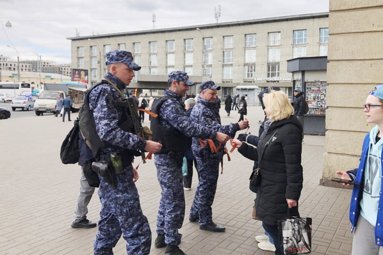 Сотрудники вневедомственной охраны Василеостровского и Адмиралтейского районов присоединились к акции «Георгиевская ленточка»