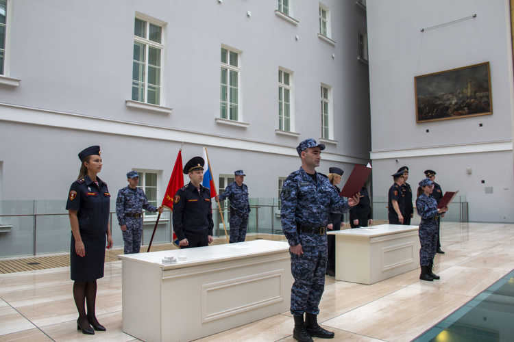 В Государственном Эрмитаже состоялась церемония принятия присяги сотрудниками вневедомственной охраны Росгвардии