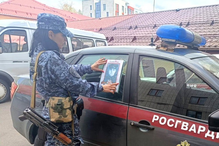 В Санкт-Петербурге и Ленинградской области сотрудники Росгвардии присоединились к акции «Бессмертный автополк»