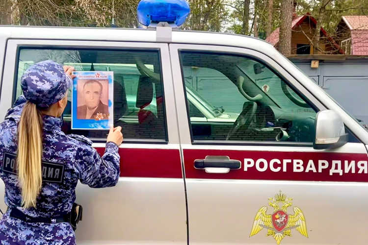 В Санкт-Петербурге и Ленинградской области сотрудники Росгвардии присоединились к акции «Бессмертный автополк»