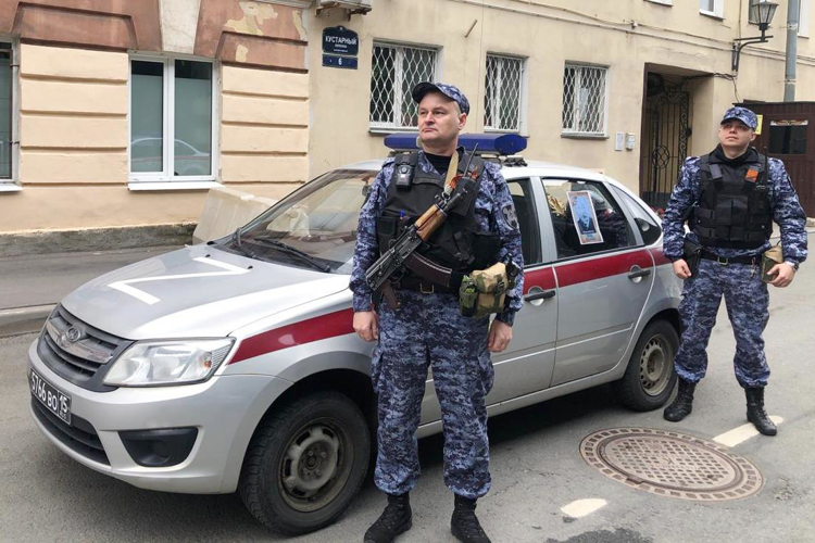 В Санкт-Петербурге и Ленинградской области сотрудники Росгвардии присоединились к акции «Бессмертный автополк»