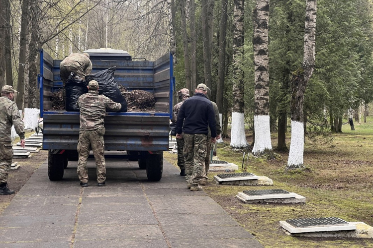 Сотрудники СОБР ГУ Росгвардии приняли участие во Всероссийском субботнике «Вахта Памяти»