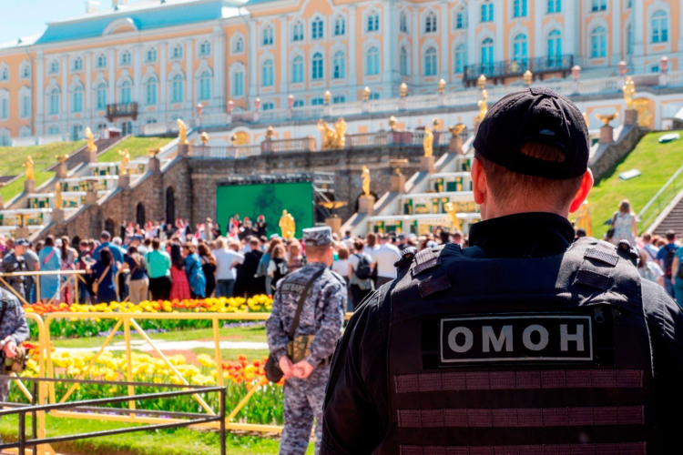 В Санкт-Петербурге сотрудники и военнослужащие Росгвардии обеспечили безопасность на Весеннем празднике фонтанов в Петергофе