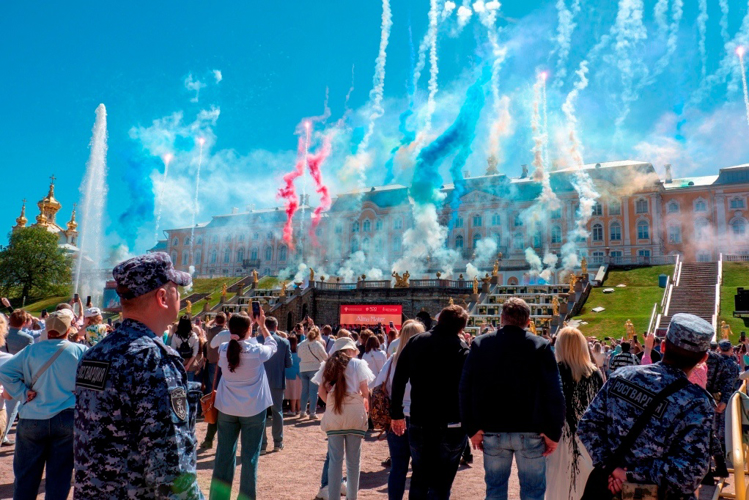 В Санкт-Петербурге сотрудники и военнослужащие Росгвардии обеспечили безопасность на Весеннем празднике фонтанов в Петергофе