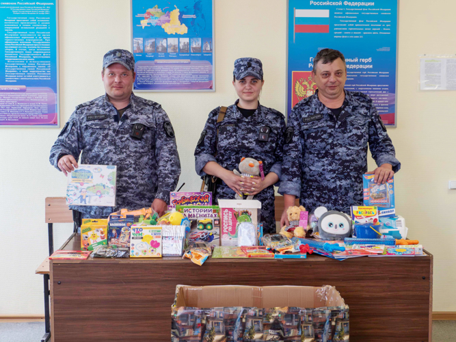 В Санкт-Петербурге сотрудники Росгвардии приняли участие в ведомственной акции «Дорогою добра»