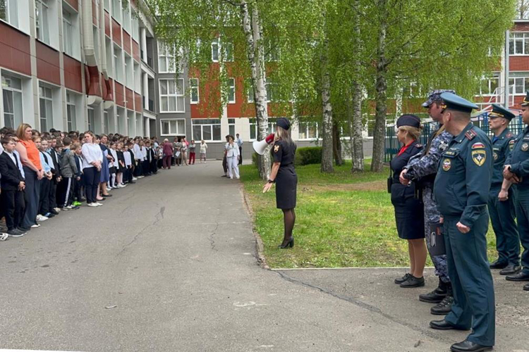 В Санкт-Петербурге и Ленинградской области сотрудники Росгвардии приняли участие в учениях на территориях школ