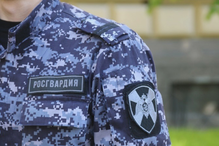 В Кировском районе сотрудники Росгвардии и полиции задержали хулигана, избившего мужчину возле торгового центра