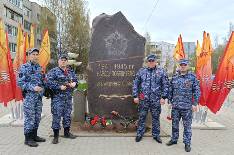 Во Всеволожске сотрудники Росгвардии провели благоустройство территории у памятника Народу-Победителю
