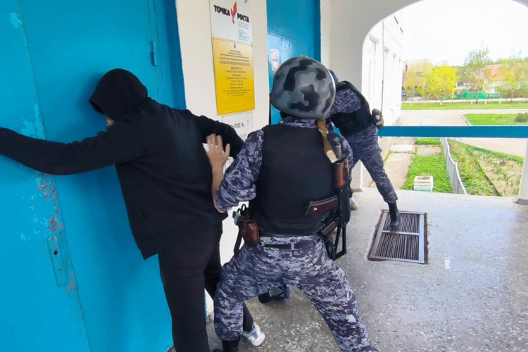 В Санкт-Петербурге и Ленинградской области сотрудники Росгвардии приняли участие в учениях на территориях школ