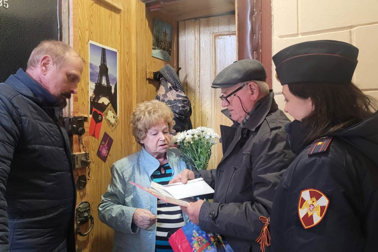 В Санкт-Петербурге сотрудники Росгвардии поздравили с Днем Победы ветеранов службы и ветеранов Великой Отечественной войны