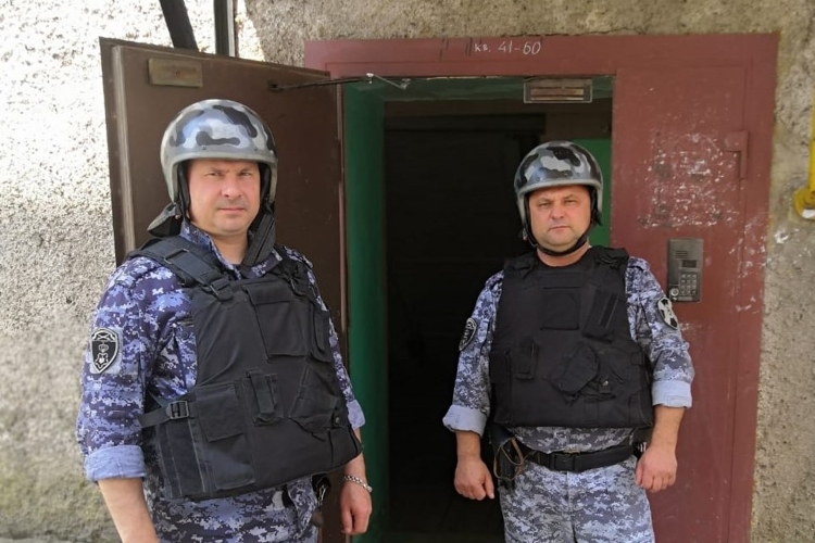 В Ивангороде сотрудники Росгвардии и полиции задержали подозреваемого в совершении особо тяжкого преступления
