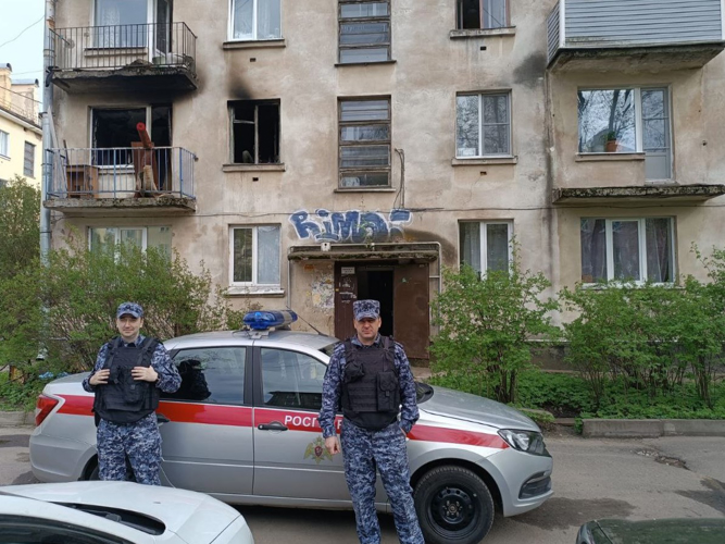 В Кингисеппе сотрудники Росгвардии оказали содействие спасателям, оцепив территорию у здания, в котором произошел пожар