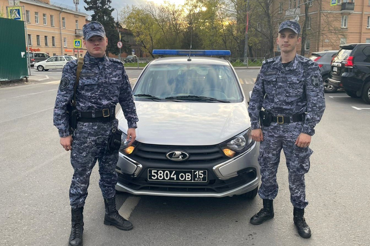 В Сестрорецке сотрудники Росгвардии обнаружили загоревшийся кроссовер и локализовали возгорание до приезда пожарных