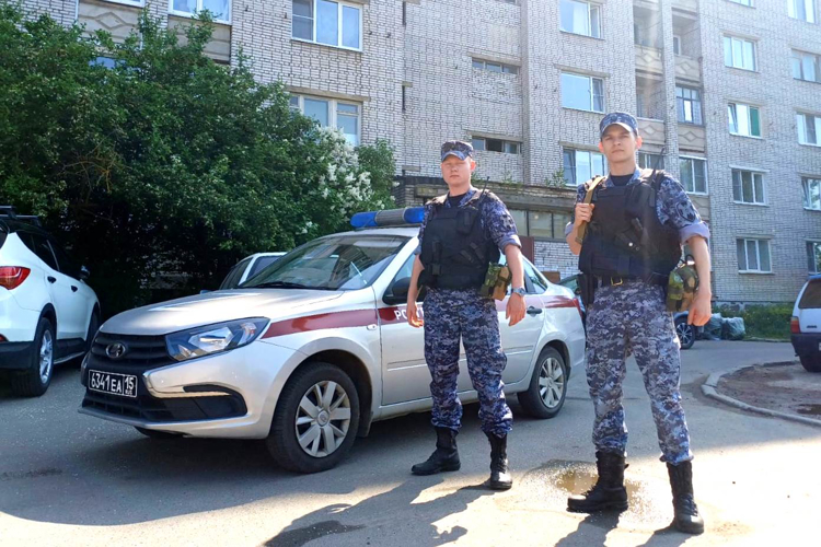 В городе Волхове сотрудники Росгвардии предотвратили серьезный пожар в жилом доме и организовали эвакуацию более 60 жильцов